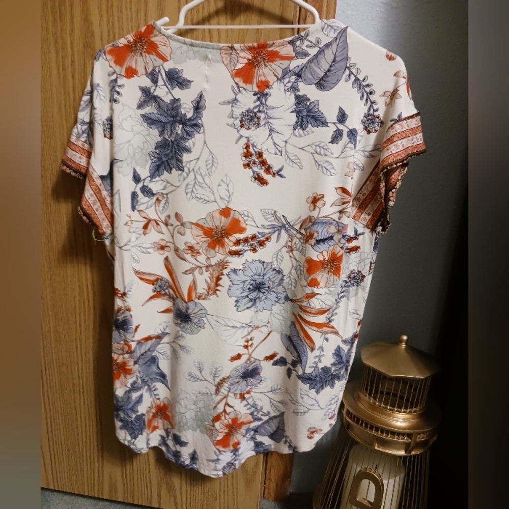 Floral Top - Picture 2 of 3